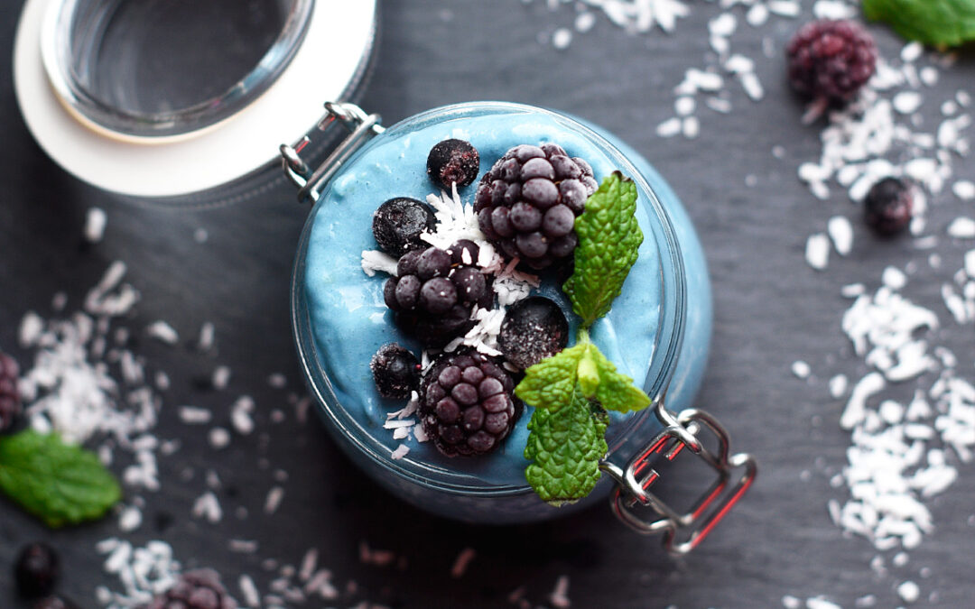 SMOOTHIE BOWL MED BLÅ SPIRULINA