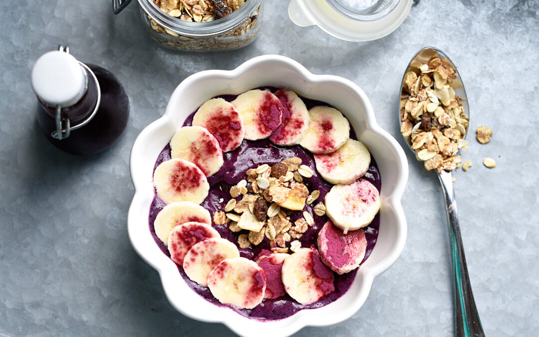 AÇAI BOWL MED BLÅBÄR, BANAN OCH MÜSLI