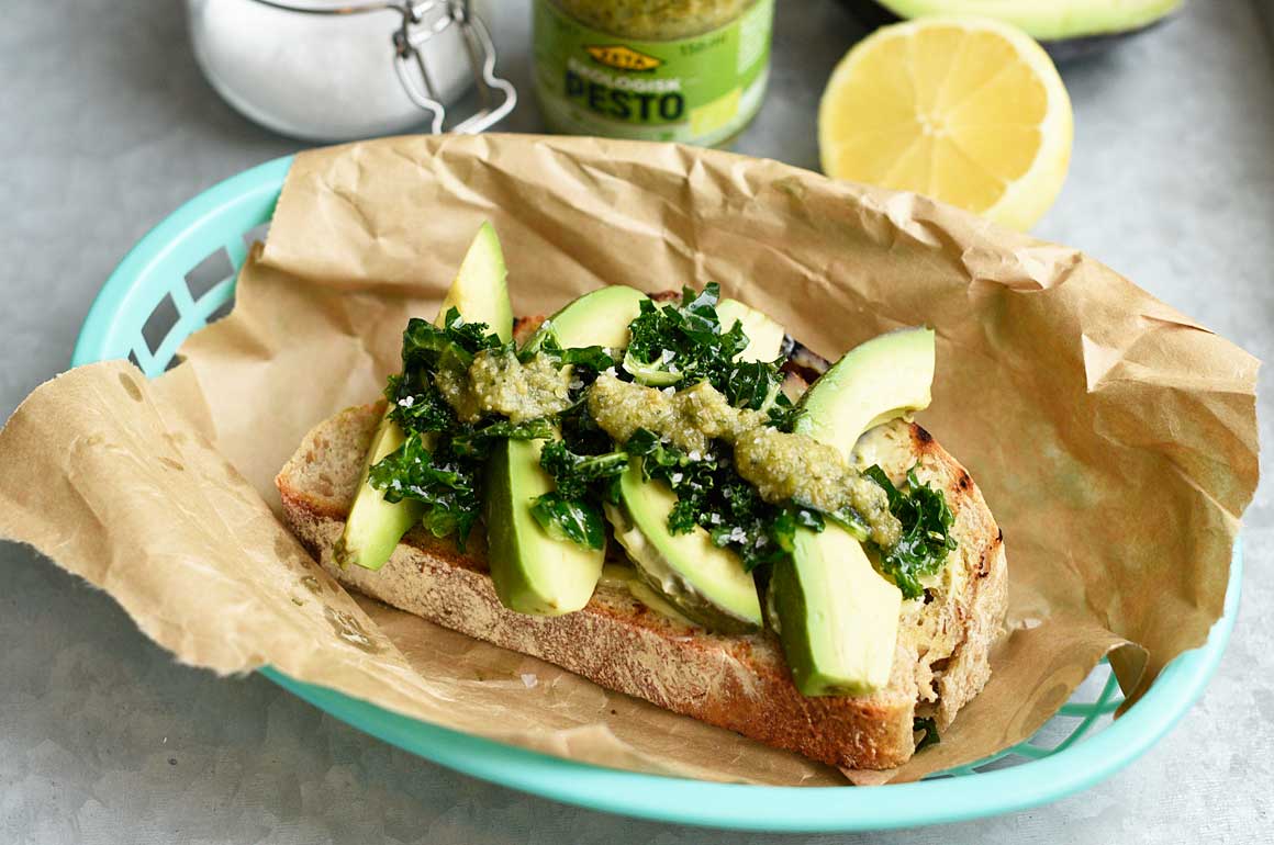 Grön macka med avokado, pesto och grönkål