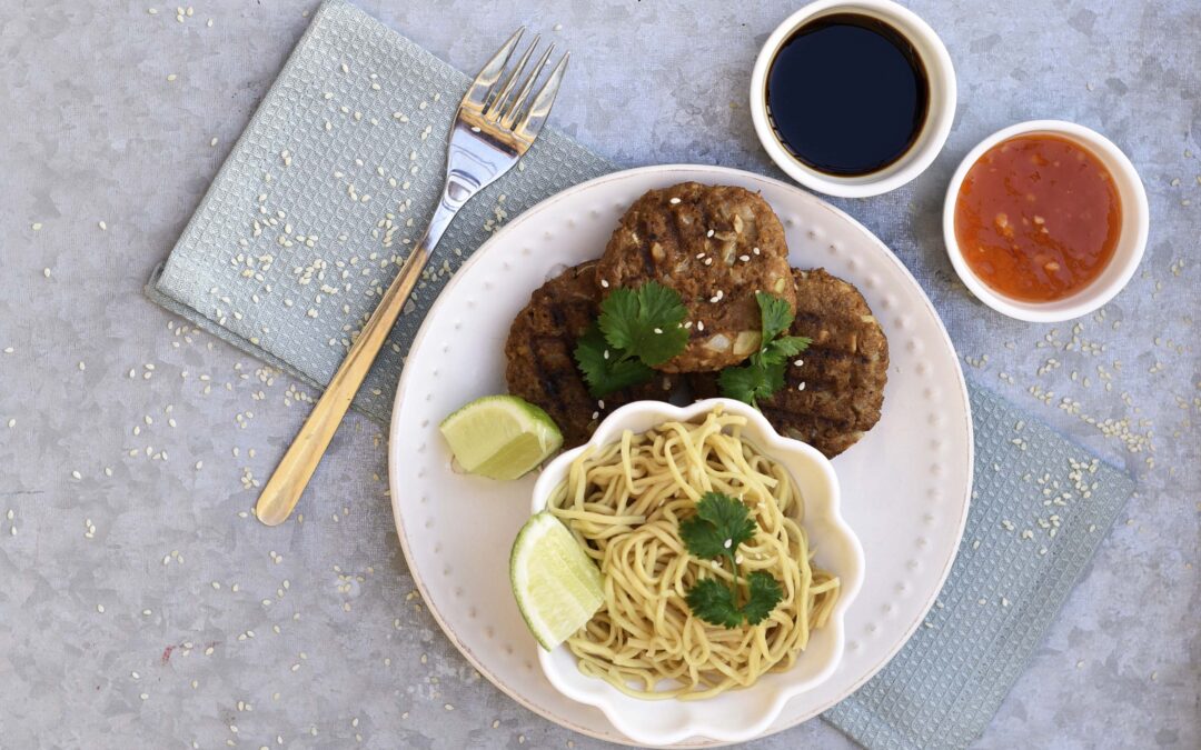 VEGETARISKA BIFFAR MED QUORN OCH ASIATISK SALLAD